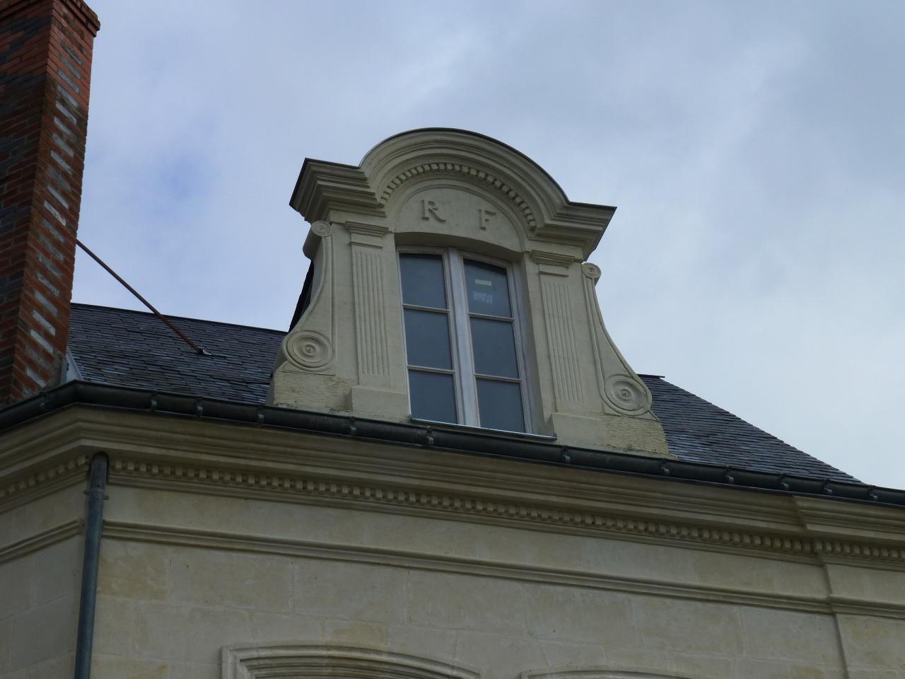 chien assis, Loire rénovation