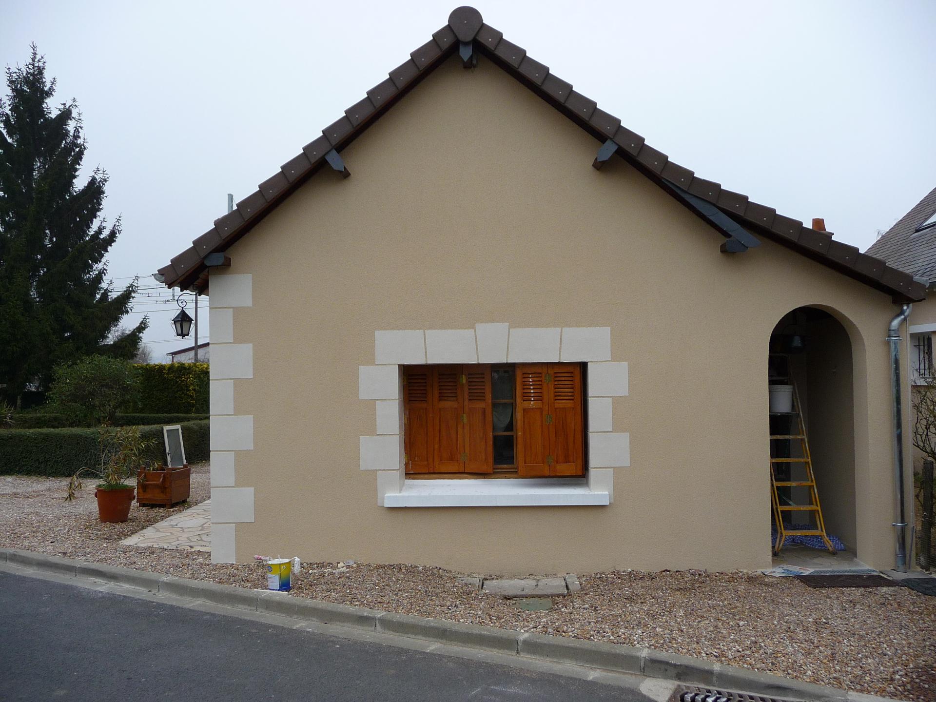Rénovation mur extérieur avec décoration aspect pierre