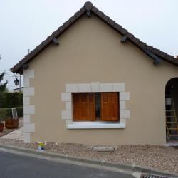 Rénovation mur extérieur avec décoration aspect pierre